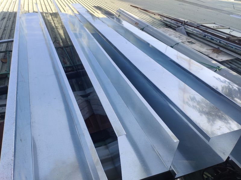 Gia công và lắp đặt máng xối