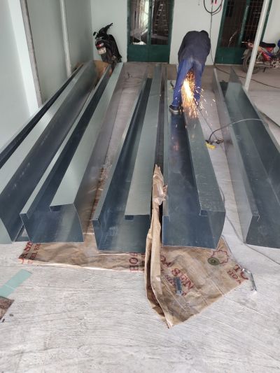 Lắp đặt giá đỡ máng xối mái bằng nhựa cho ống thoát nước